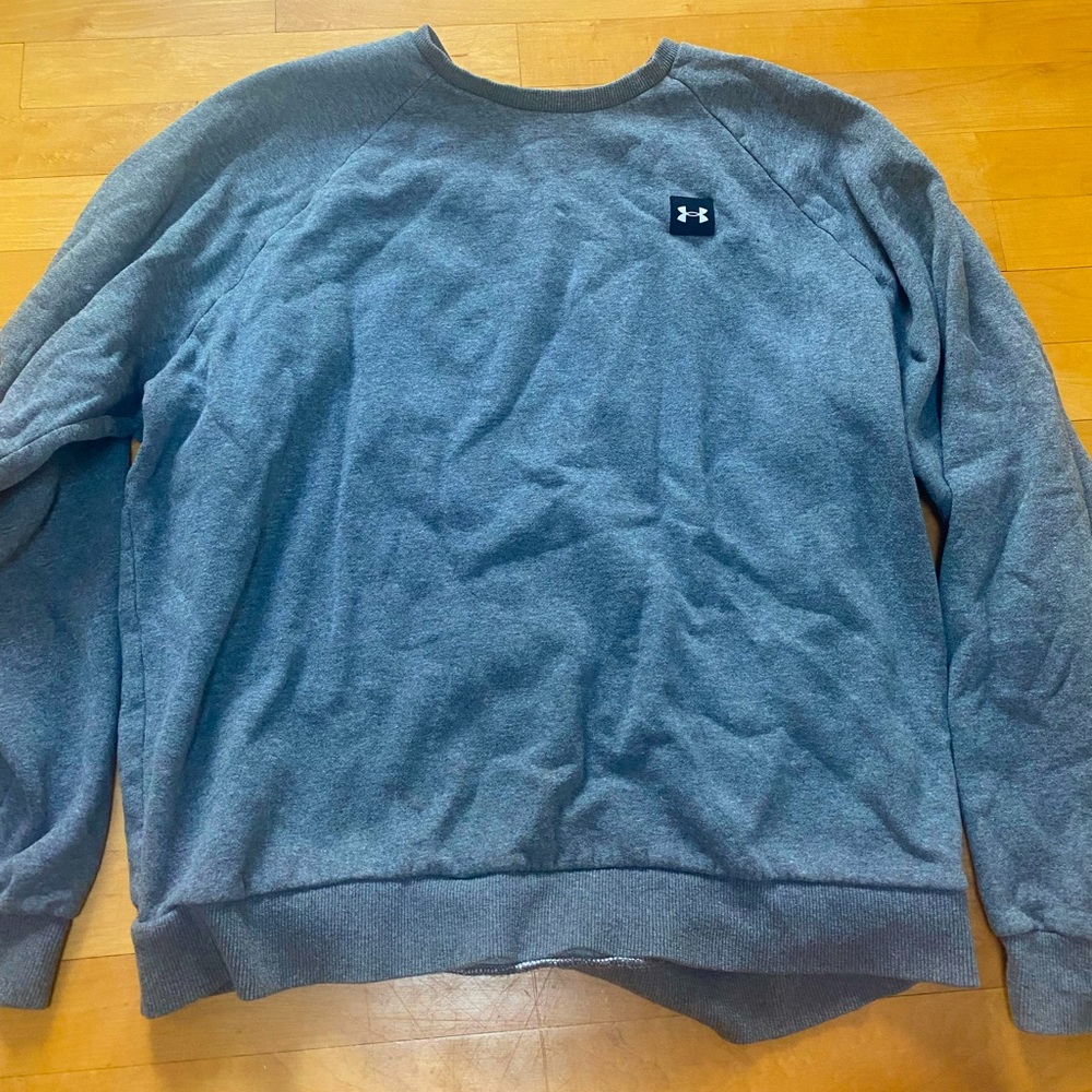 Grey men’s Under Armour crewneck sweatshirt